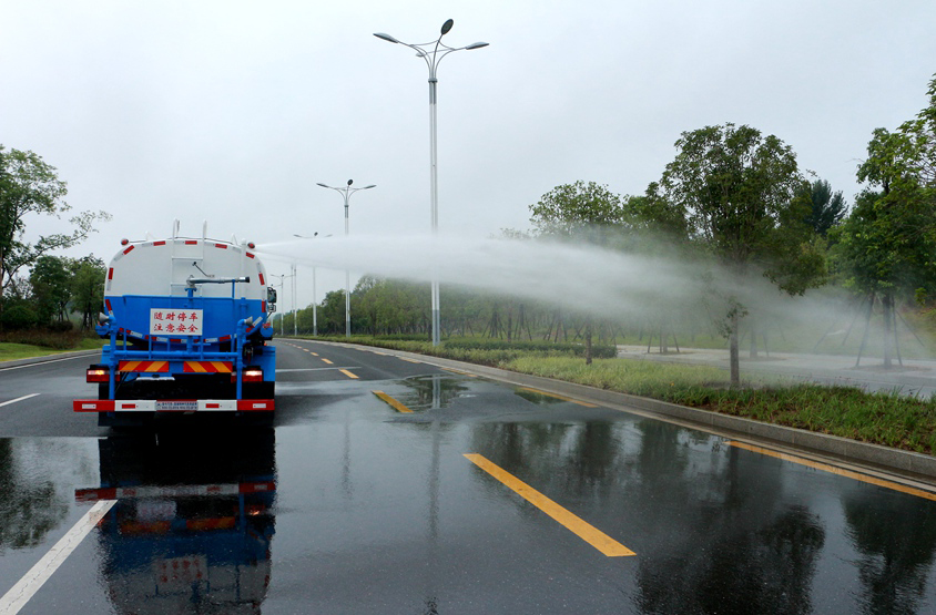 東風(fēng)黑金剛新款 13方灑水車(chē)頂噴功能演示